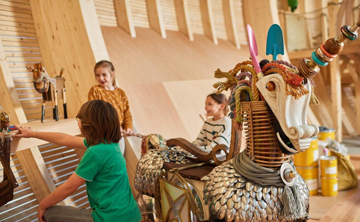 Kindern spielen beim Einhorn