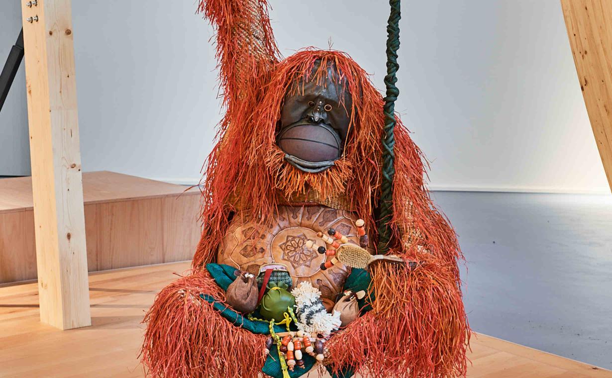 Orang-Utan aus Alltagsgegenständen wie ein Basketball als Mund und einem Sitzkissen aus Leder als Bauch