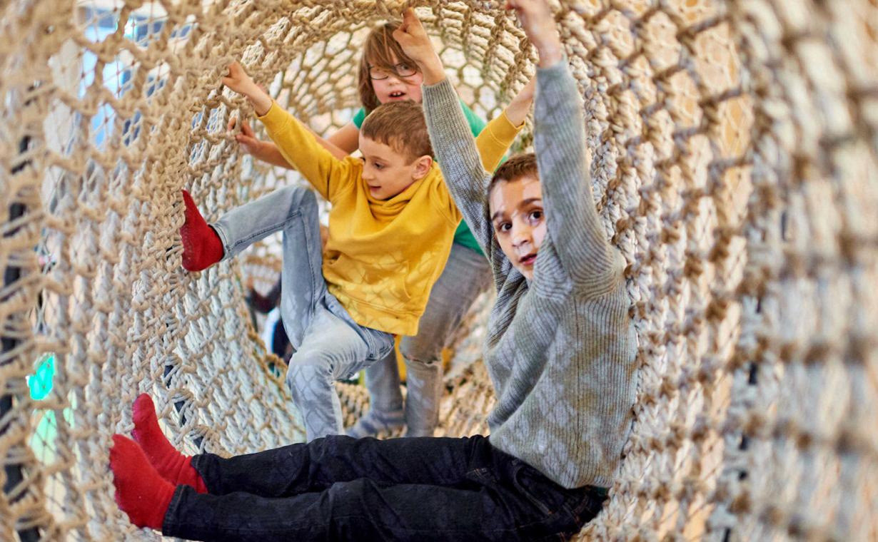 Kinder toben in einem Tunnel