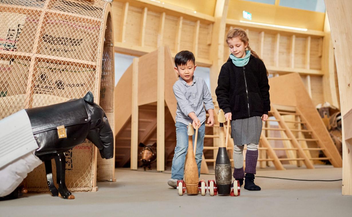 Zwei Kinder spielen mit Schiebeente