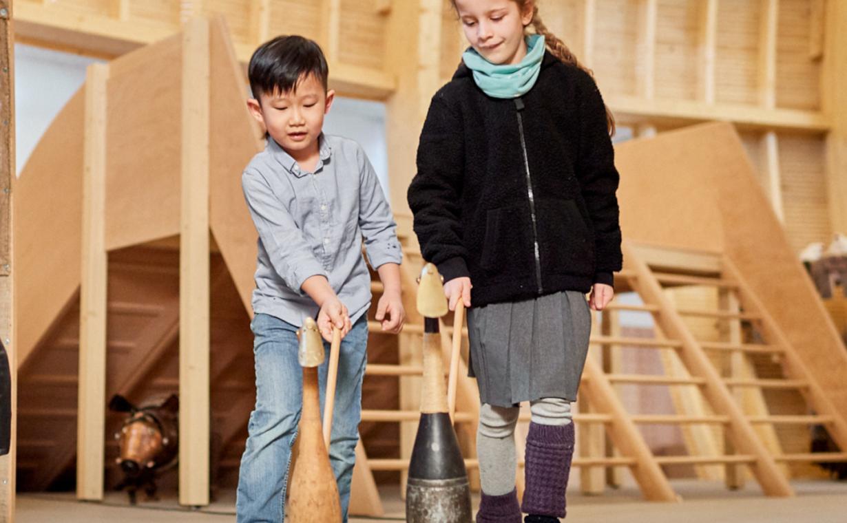 Zwei Kinder spielen mit Schiebeente