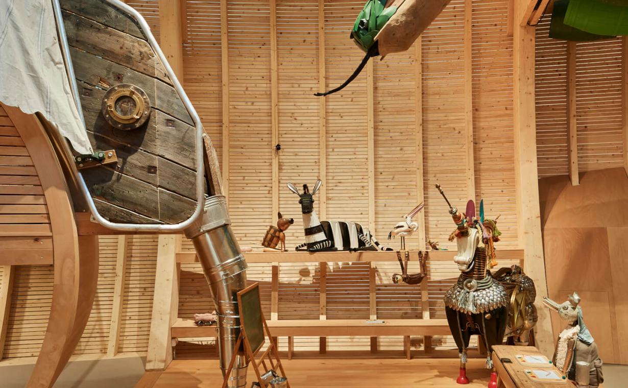 Ansicht Tierskulpturen eines Elefantens, einer Schlange, eines Einhorns und weiterer Tiere