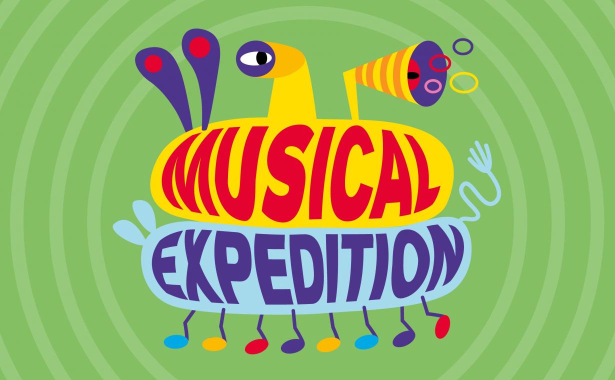 Illustration auf grasgr&uuml;nem Hintergrund mit hellgr&uuml;nen Kreisen. In der Mitte steht eine gelb-blaue Fantasiefigur. Unten hat sie viele F&uuml;&szlig;e wie ein Tausendf&uuml;&szlig;ler, im K&ouml;rper steht der Schriftzug &bdquo;Musical Expedition&ldquo;. Oben ragen zwei Augen aus unterschiedlich geformten Trichtern heraus, dazu zwei F&uuml;hler und eine zus&auml;tzliche Hand. Die Figur wirkt verspielt und aus verschiedenen Elementen zusammengesetzt.