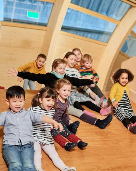 Kinder sind auf der Rutsche