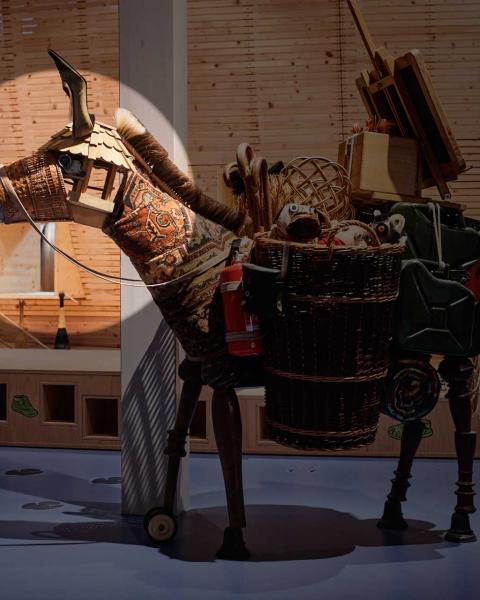Eine Eselskulptur steht im dunklen ANOHA, nur der Kopf steht im Scheinwerferliicht.