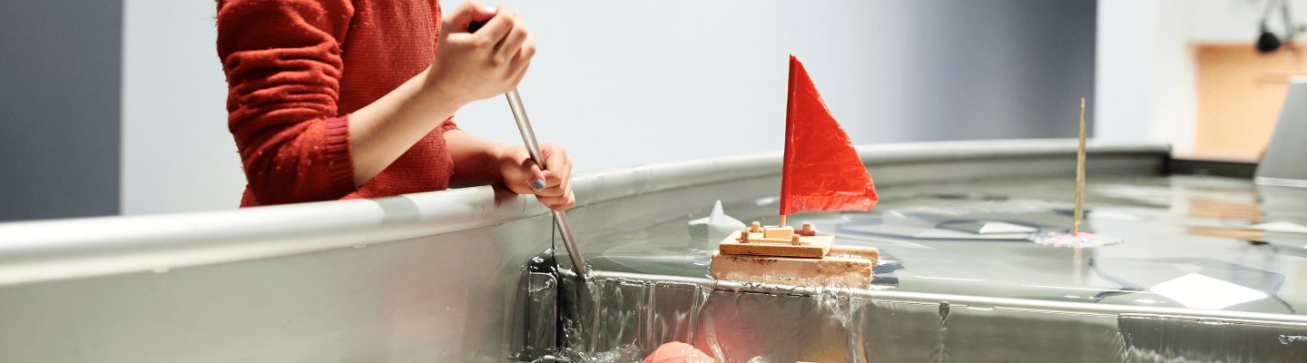 Ein rotes Boot schwimmt auf der Wasserstrecke