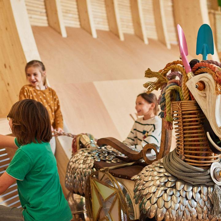Kindern spielen beim Einhorn