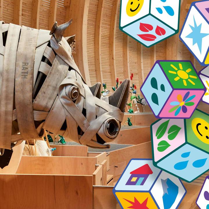 Zwischen den Tierskulpturen im ANOHA von Nashorn, Schaf und Mammut fallen Würfel mit bunten Symbolen herab. 